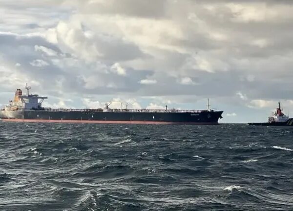 Новини світу - ЗМІ: субмарина РФ супроводжує танкер, що тікає від США